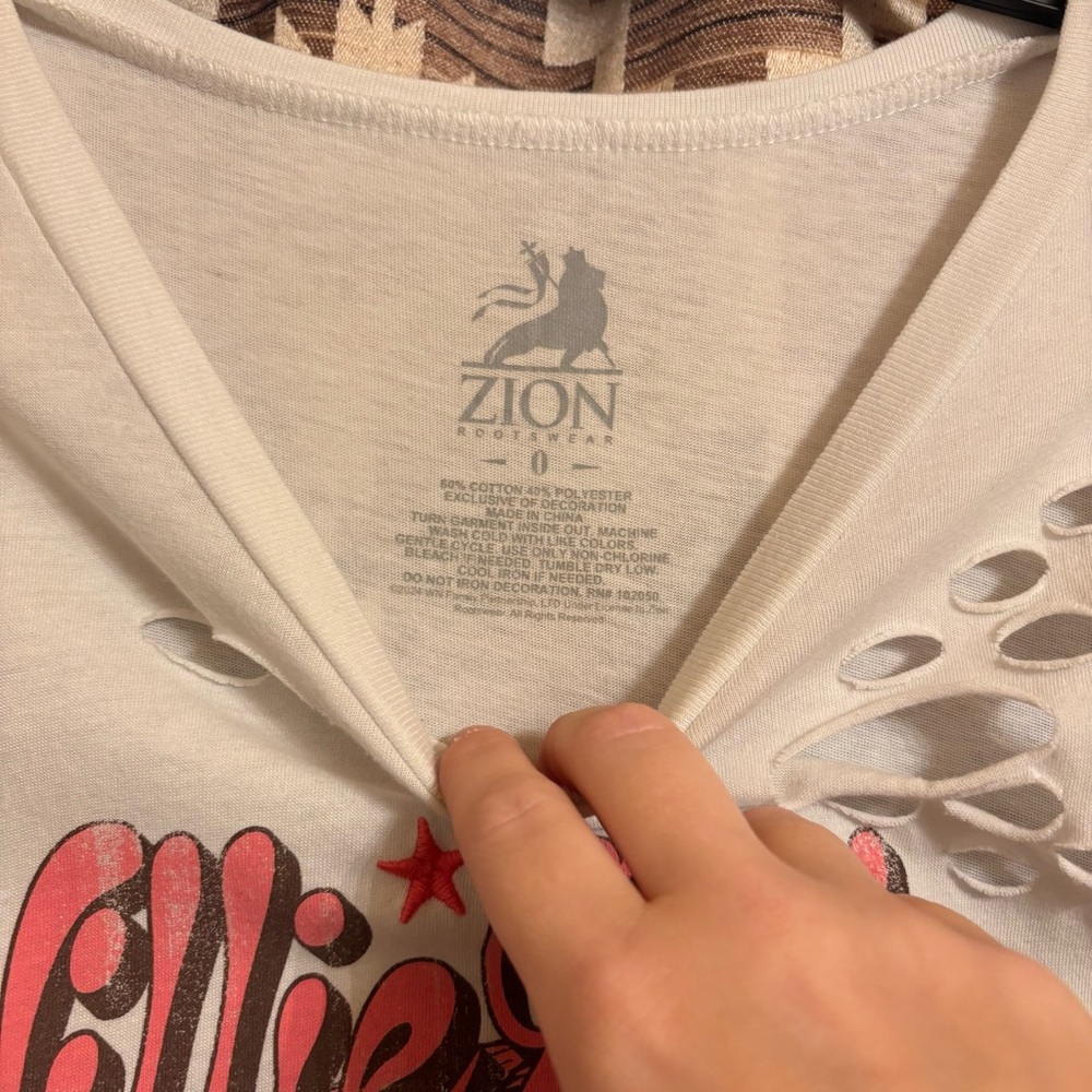 Women’s Distressed Willie Nelson T shirt / Torrid Size 0 / L - Picture 4 of 7